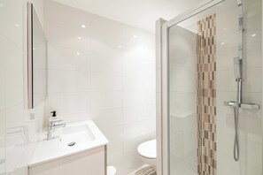 Shower, free toiletries, hair dryer, towels - Renovated apt with Parking & Terrace - Palm Beach (Cannes)