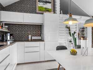 Refrigerador, microondas, lavavajillas y utensilios de cocina