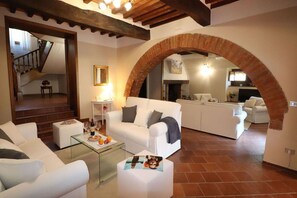 TV, caminetto, lettore DVD, impianto stereo