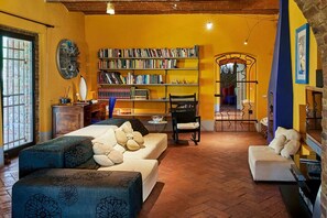 Télévision, cheminée, lecteur de DVD, chaßne hi-fi