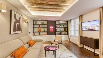 Télévision, livres, espaces bureaux