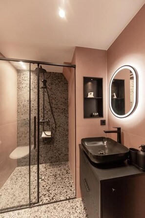 Shower, hair dryer, towels