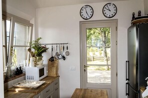 Fridge, microwave, oven, stovetop - Tranquil Villa with Views (Cortona)