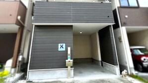 Un immeuble résidentiel moderne à plusieurs étages, doté d’un toit plat et d’un petit balcon situé au dernier étage.