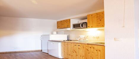 Frigorifero, microonde, piano cottura, lavastoviglie