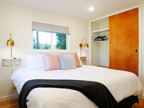 2 bedrooms, desk, iron/ironing board, travel crib