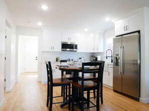 Geladeira, micro-ondas, fogão, cooktop