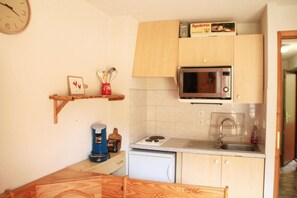 Réfrigérateur, four, plaque de cuisson, cafetière/bouilloire