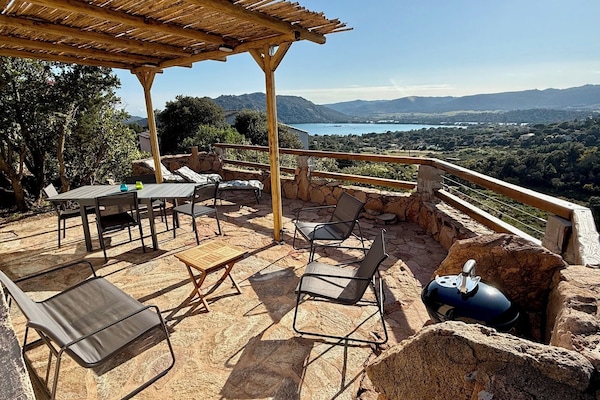 Terrasse de 34 m² avec salon de jardin, table et chaises pour 6, 2 transats