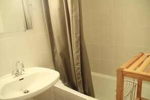Bathroom - Studio in Châtel near Portes du Soleil Ski Area (Châtel)