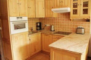 Køleskab, mikrobølgeovn, kogeplade, opvaskemaskine