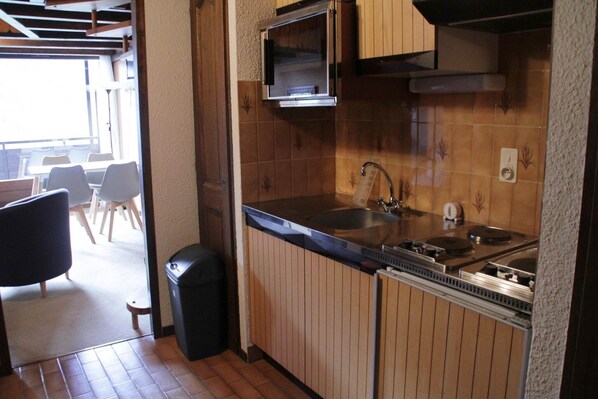 Fridge, oven, stovetop, coffee/tea maker