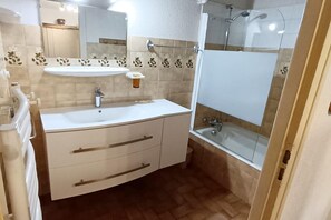Bathroom - Apartment near centre Chatel with balcony (Châtel)