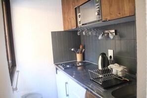 Køleskab, mikrobølgeovn, kogeplade, opvaskemaskine