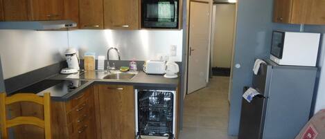 Køleskab, mikrobølgeovn, ovn, kogeplade