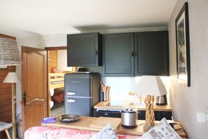 Réfrigérateur, micro-ondes, four, plaque de cuisson