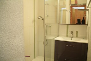 Shower - Apartment with parking near Ski area (Châtel)