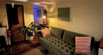 Cosy off grid barge in Bath city centre