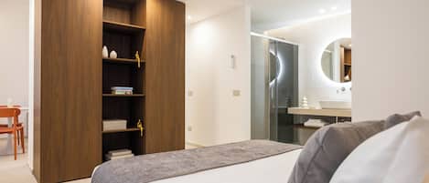 Deluxe appartement | Een kluis op de kamer, een laptopwerkplek, geluiddichte muren