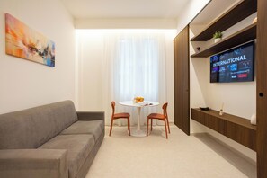 Leilighet – deluxe | Oppholdsområde | Flatskjerm-TV