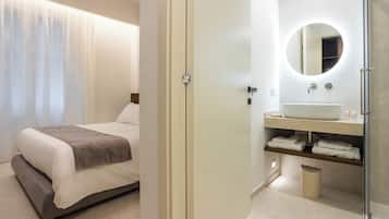 Business Room | Bathroom | Shower, hair dryer, towels, soap