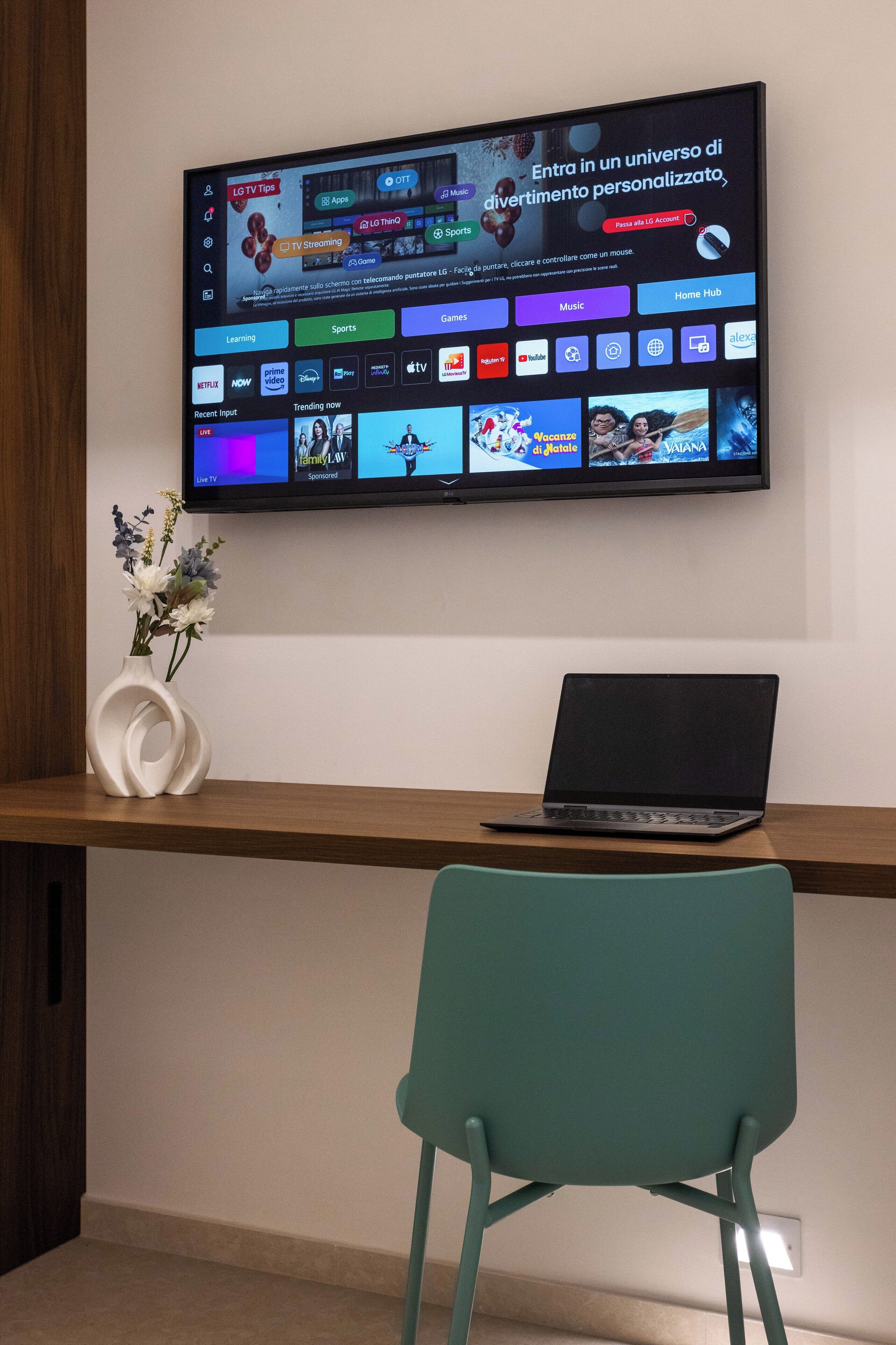 Un téléviseur à écran plat fixé au mur, affichant l’interface d’un service de diffusion en continu.