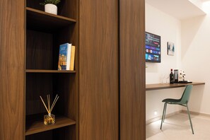 Rom – business | Safe på rommet, skrivebord for bærbar PC og lydisolert