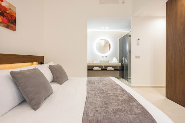 Caja de seguridad en la habitación y espacio para trabajar con laptop