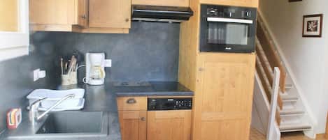 Kühlschrank, Mikrowelle, Ofen, Herdplatte