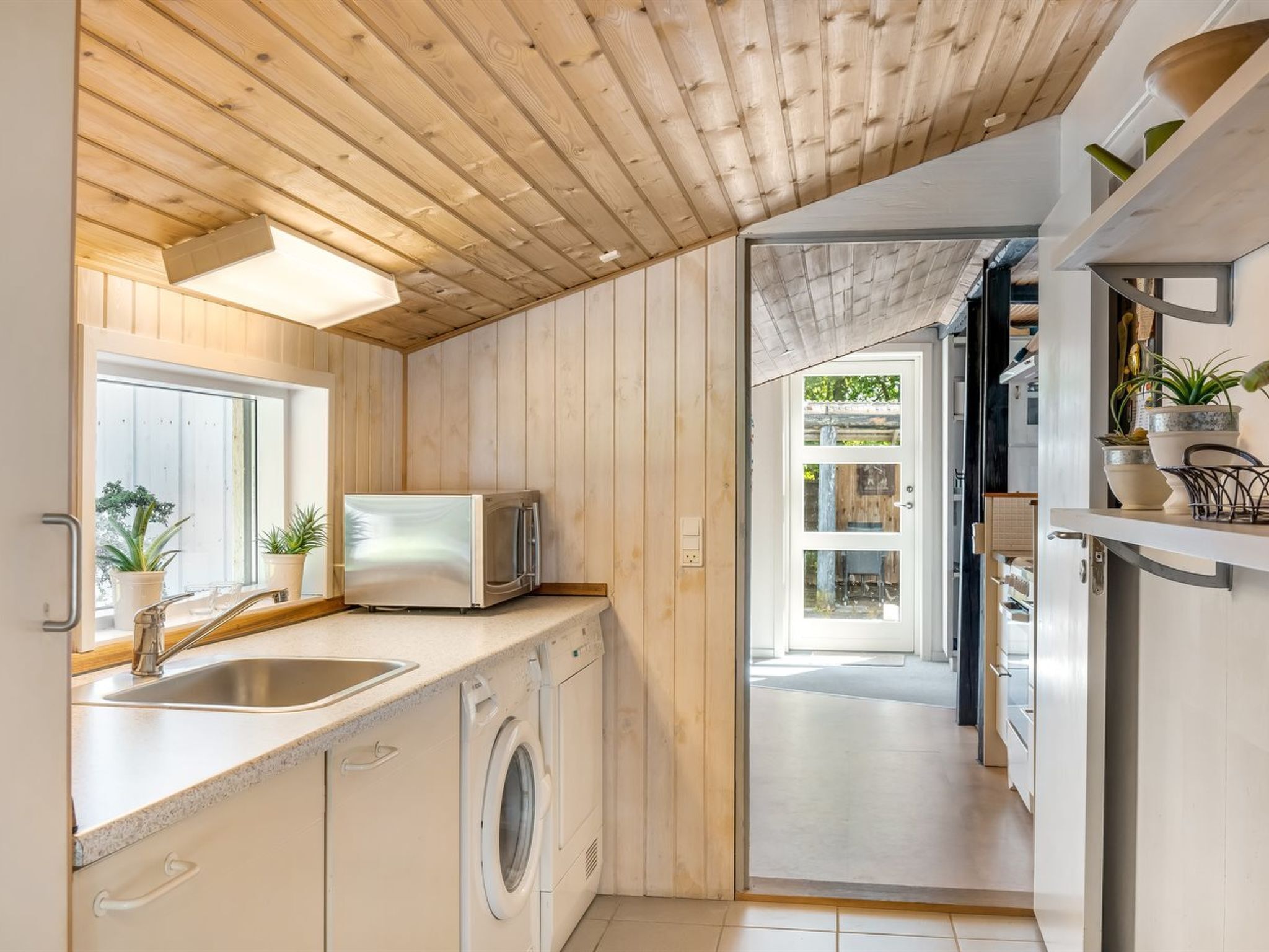 Kühlschrank, Mikrowelle, Geschirrspüler, Kochgeschirr/Geschirr/Besteck