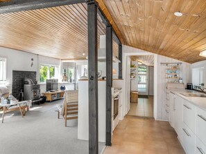 Kjøleskap, mikrobølgeovn, oppvaskmaskin og kjøkkenutstyr