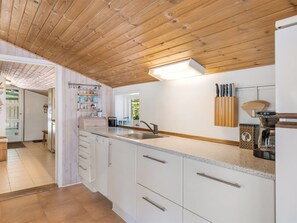 Refrigerador, microondas, lavavajillas, utensilios de cocina