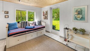 Un dormitorio acogedor con una cama, una ventana y una puerta que da a un jardín.