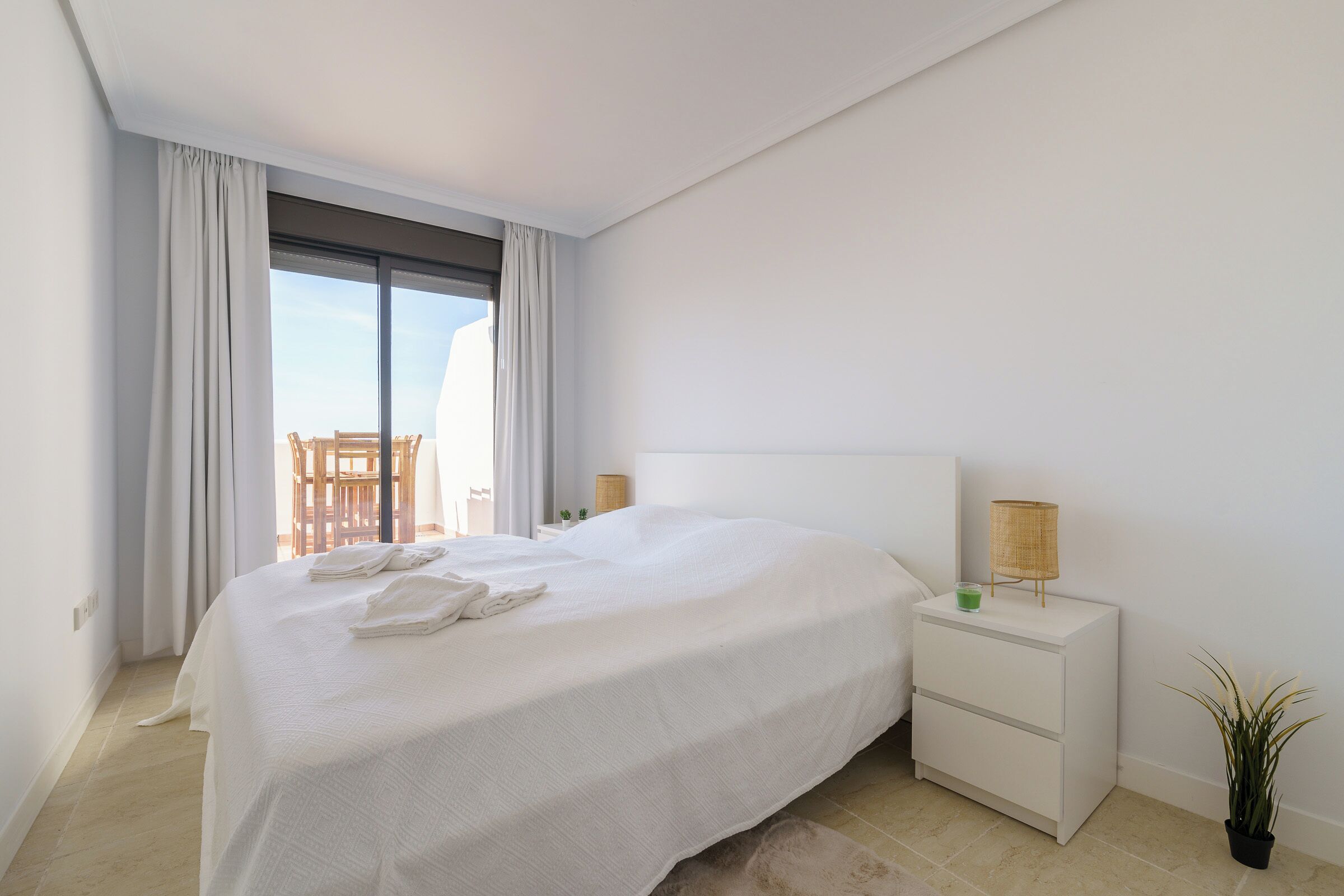 4 bedrooms, laptop workspace, free WiFi, bed sheets