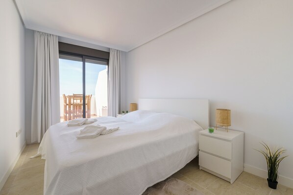 4 bedrooms, laptop workspace, free WiFi, bed sheets - Luxe Golf & Family House Escape (Estepona)