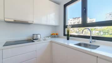 Kjøleskap, mikrobølgeovn, ovn og kokeplater