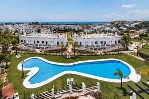 Familie resortwoning, meerdere slaapkamers, uitzicht op gebergte (Luxe Golf & Family House Escape) | Zwembad | Een seizoensgebonden buitenzwembad