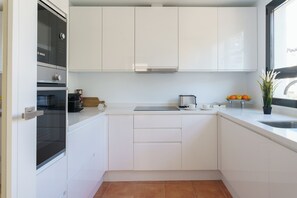 Fridge, microwave, oven, stovetop - Luxe Golf & Family House Escape (Estepona)