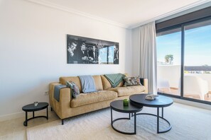 패밀리 타운홈, 침실 여러 개, 산비탈 (Luxe Golf & Family House Escape) | 거실 공간