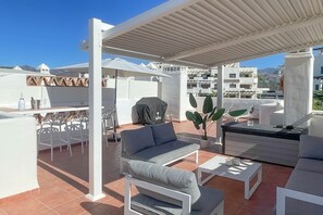 Outdoor dining - Luxe Golf & Family House Escape (Estepona)