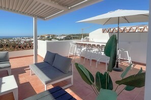 Outdoor dining - Luxe Golf & Family House Escape (Estepona)