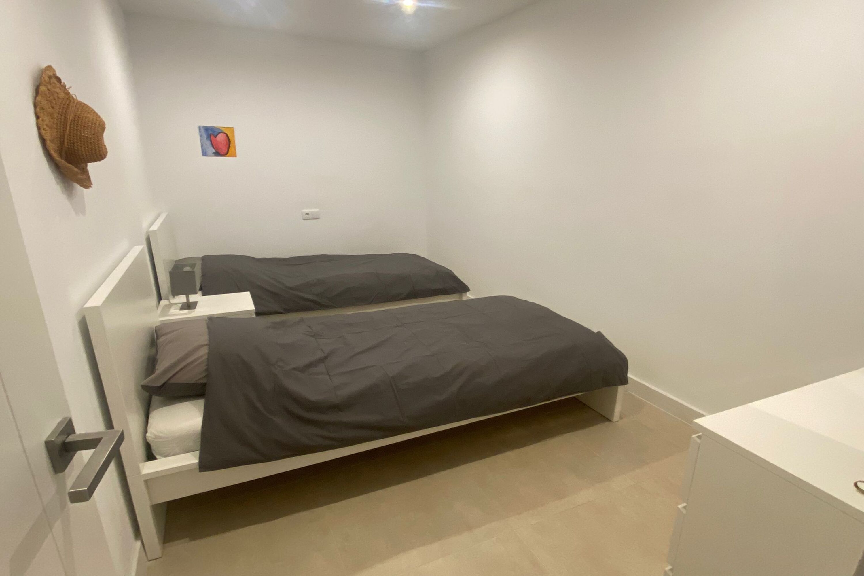 4 soverom, skrivebord for bærbar PC, wi-fi (inkludert) og sengetøy