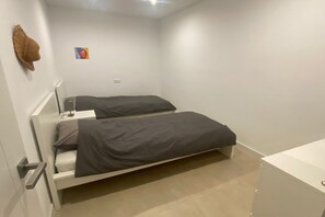 4 bedrooms, laptop workspace, free WiFi, bed sheets