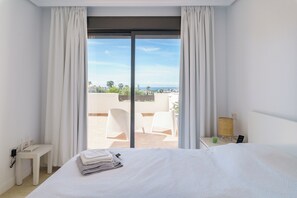 4 bedrooms, laptop workspace, free WiFi, bed sheets - Luxe Golf & Family House Escape (Estepona)