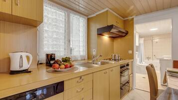 Fridge, oven, stovetop, dishwasher