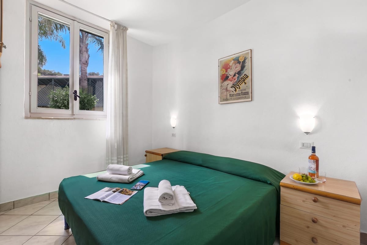 Perhehuoneisto, 1 makuuhuone, terassi, meren rannalla (Le Onde Apartment 3 with Pool n.116/a) | 2 makuuhuonetta