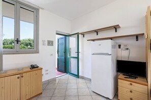 Apartament familiar, diversos dormitoris, orientació mar (Le Onde Apartment 3 with Pool n.116/a) | Sala d'estar | Televisor 