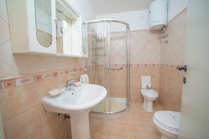 Villa Familiale, plusieurs chambres, 2 salles de bains (Villa 1 Sunset with Pool onSeashore) | Salle de bain