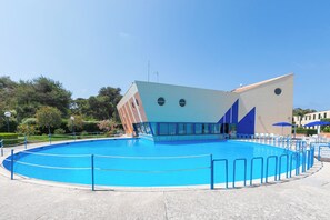 Una piscina al aire libre de temporada