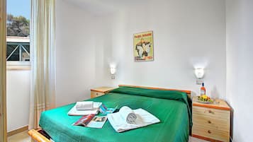Family Apartment, Multiple Bedrooms, Sea Facing (Le Onde Apartment 4 with Pool n.114/b)